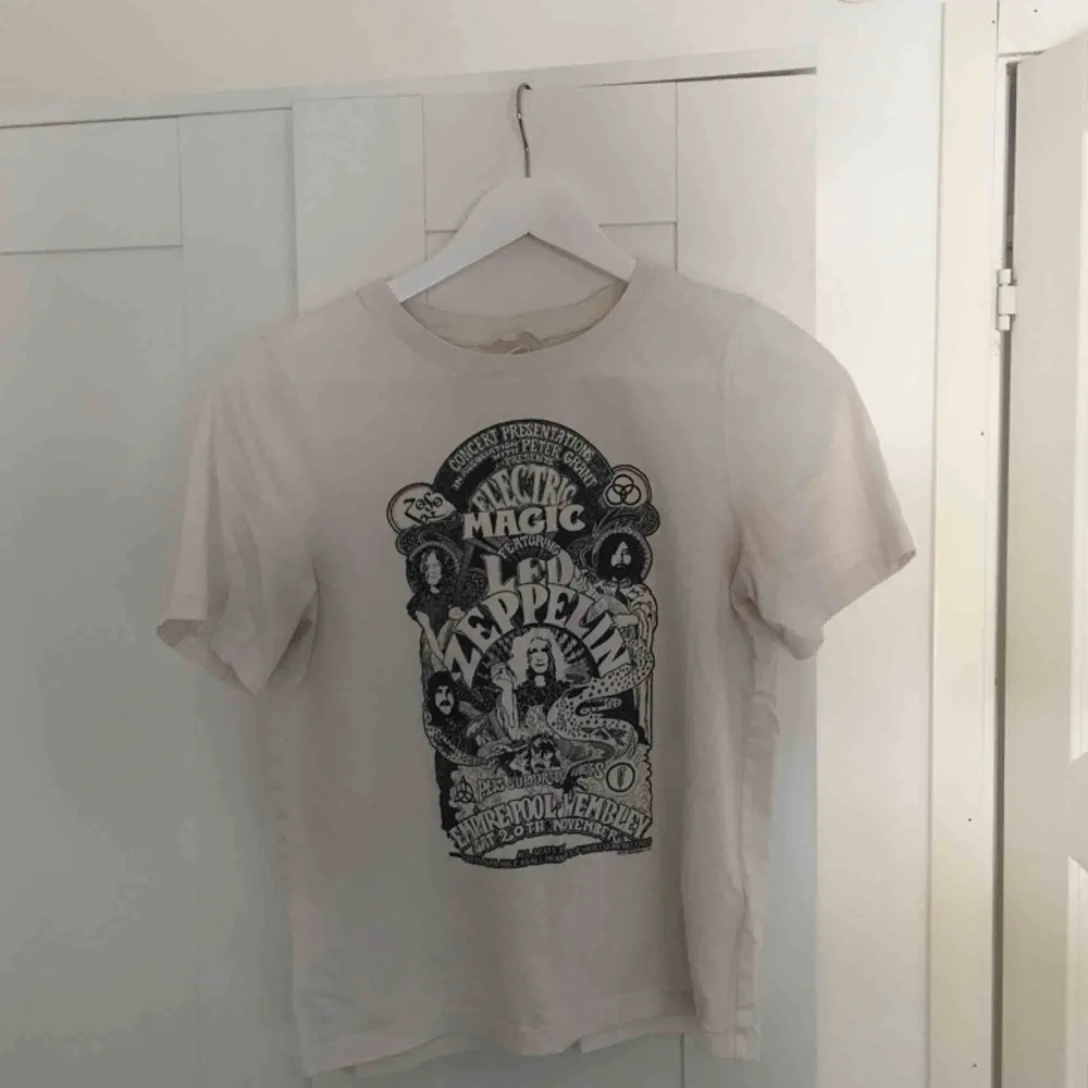Krämvit t-shirt med Led Zeppelin tryck. Använd många gånger men finns inga fläckar mm. Köparen står för frakten. Swish. T-shirts.