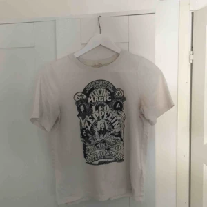  - Krämvit t-shirt med Led Zeppelin tryck. Använd många gånger men finns inga fläckar mm. Köparen står för frakten. Swish