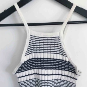  - Aldrig använd. Snyggt ribbat linne med hög hals. 50kr inkl. Frakt