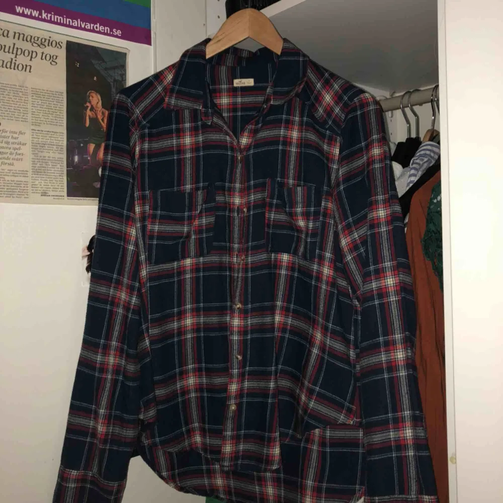 Superfin rödblå-rutig flanellskjorta från Hollister. Använd men i bra skick. Säljs då den används alldeles för sällan av mig.. Skjortor.