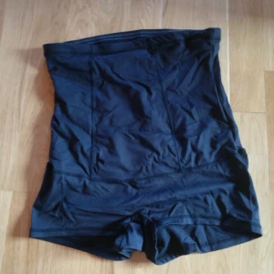  - Shapewear från Lindex i storlek XL. Aldrig använda och i fint skick. Kan fraktas och mötas upp inom gbg