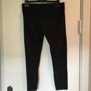  - Svarta halvlånga leggings i storlek 170. Använda fåtal gånger. Köparen betalar frakten