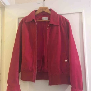  - Mkt fin röd/hallonröd äkta mockajacka. Köpt för 750 kr vintage och i superfint skick. Färgen är såå najs, men tyvärr är studentplånkan tunn så måste sälja. Kan mötas i Malmö, annars får frakten betalas av köpare! 