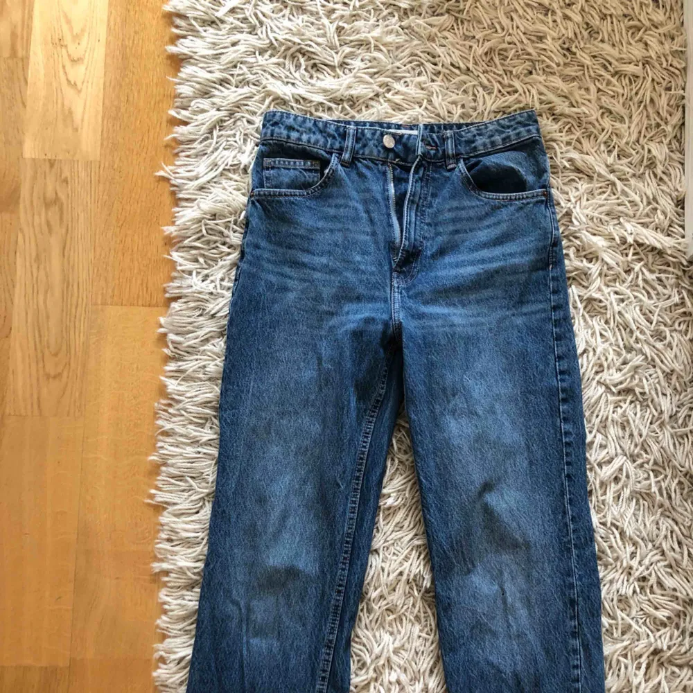 Knappt använda ”mom jeans” från Zara. . Jeans & Byxor.