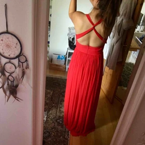  - Sofia Moore långklänning, använd en gång på min studentbal och därefter tvättad. Skräddarsydd för att passa en strl 42 med D-kupa. Härligt klarrött chiffongtyg som rör sig fint. Nypris:1800kr. Frakt ingår 