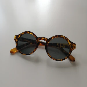  - solglasögon från monki, använda men fint skick