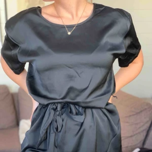  - Svart tunika med band i midjan. Super söt! 