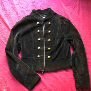  - Snygg jacka i sammetsliknande material och snygg vintage stil med knappar fram. Stl S-M