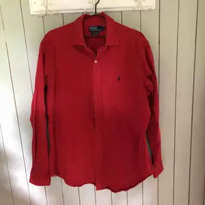 Röd Ralph Lauren-skjorta i bra skick. Finns i Lund annars får köparen själv stå för fraktkostnad. 
