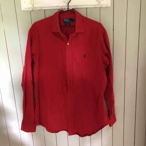  - Röd Ralph Lauren-skjorta i bra skick. Finns i Lund annars får köparen själv stå för fraktkostnad. 