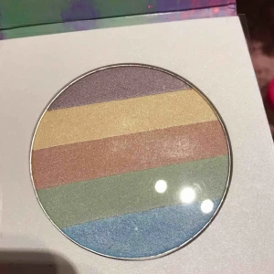 X - Regnbågs highlighter som endast swatchat en gång som du kan se i bilden. Frakt 11