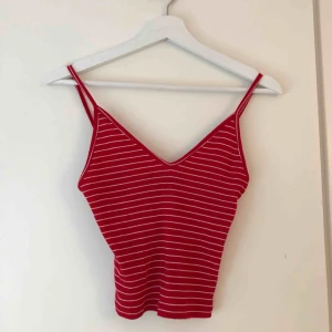  - Top från brandy Melville, passar enligt mig XS, s och en liten M. Frakt tillkommer!