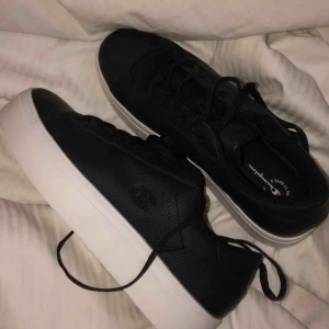  - säljer mina helt oanvända champion platform skor. inköpta för 399kr och säljs för 200kr + frakt som köparen står för. priset kan diskuteras vid snabb affär !:)