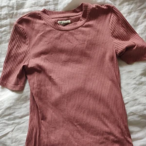  - Gammelrosa längre t-shirt med höghals, nästintill oanvänd! Skickas mot frakt