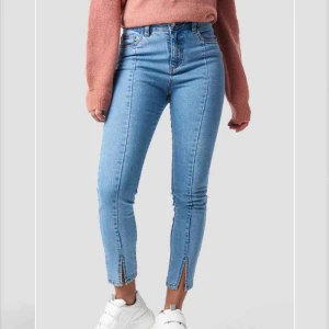  - Ett par jätte fina blåa jeans från NA-KD.Hel nya och lappen sitter kvar! Nypris:249❣️Köparen står för frakt.Frakten kostar ca 60 kr