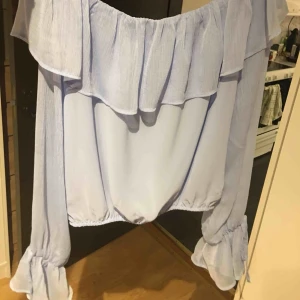  - Superfin tröja från Bikbok som använts 2-3 gånger. Priset är 250 med frakt men kan mötas upp i Skara/Skövde🌺