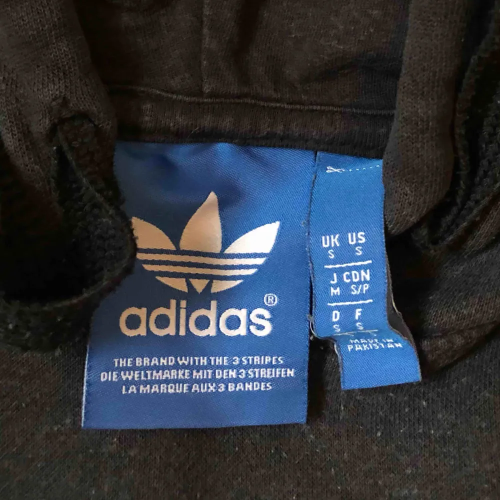 Säljer denna Adidas hoodie pågrund av att den ej kommer till användning längre. Storlek S men sitter lite oversize. Är ganska urtvättad men ingenting man tänker på. 😇 Möter upp i Umeå. Annars står köpare för frakt.. Hoodies.