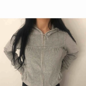  - Jätte mysig grå hoodie men tyvärr brist på användning 
