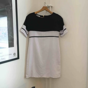  - Tunn klänning som passar perfekt till vardags. Använd fåtal gånger. Fraktas med Postnord och köparen står för frakt 👗