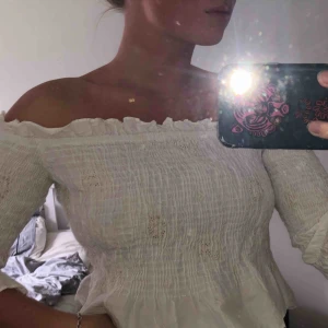  - Superfin offshouldertopp från zara! Aldrig använd och kommer ej till användning där av säljer jag den! 