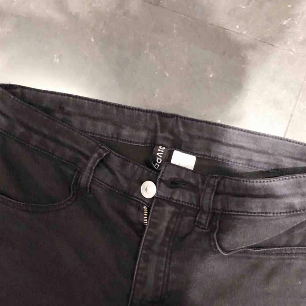 Vanliga svarta high waisted jeans från H&M i storlek 36. Säljer billigt för om ingen köper kommer de att gå till återvinningen. Vet inte varför det ser ut som att det är fläckar på knäna i bilden men kan skicka bilder som bevis att de är helt rena.. Jeans & Byxor.