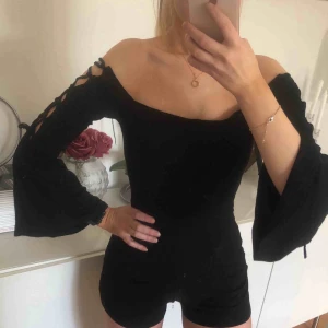  - **Frakt ingår ej i priset** Märke: Asos Kategori: Playsuit  Storlek: 36 Färg: Svart