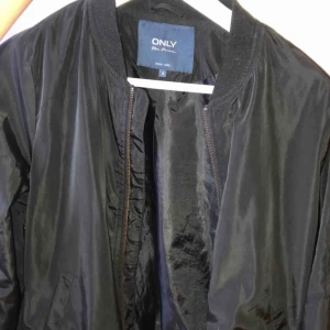  - Fin bomberjacka från Only. Använd fåtal gånger Storlek-S Köptes för 400 men säljer för 200  Går att skickas mot frakt kostnad.