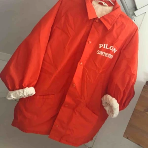  - Coach jacka köpt second hand i London, vintage. Strl L, mycket fint skick. Inklusive frakt