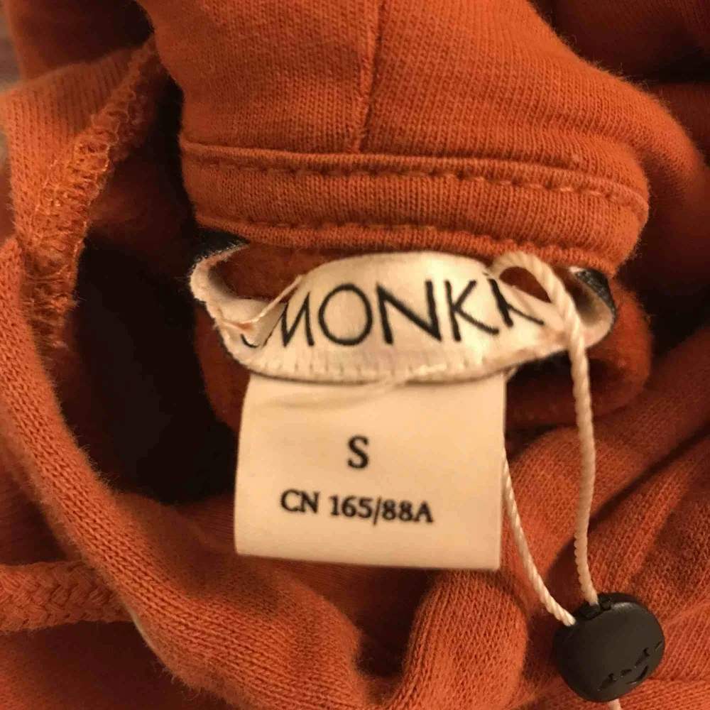 Orange hoodie från monki i bra skick. Köparen står för frakten men möts upp i Stockholm!. Hoodies.