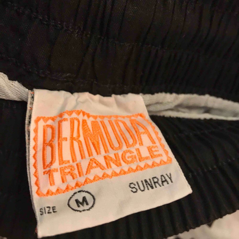 Bermuda shorts som importerades någon gång 87-88, har några stycken i olika storlekar och färger. Skicka pm för frågor. 70:- inkl frakt!. Shorts.