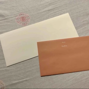  - Kuvert från acne studios, finns i Odenplan Stockholm. Kan skicka via post, 10kr på frakt. 