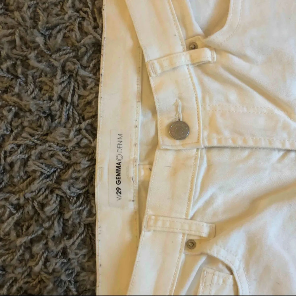 Vita skinny jeans från Gina Tricot. Aldrig använda pga inte min stil!  Kan mötas upp i Västerås annars står köparen för frakten 🥰. Jeans & Byxor.