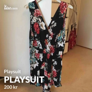  - Somrig blommig byxdress m öppen rygg 