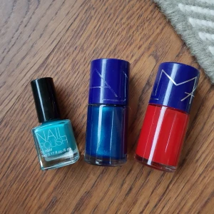 - Nagellack! Den röda är oanvänd, de två blåa har jag bara använt en gång! 1st för 20kr, alla för 50kr! Frakt betalas av köparen eller så kan vi träffas vid centralen eller täby 