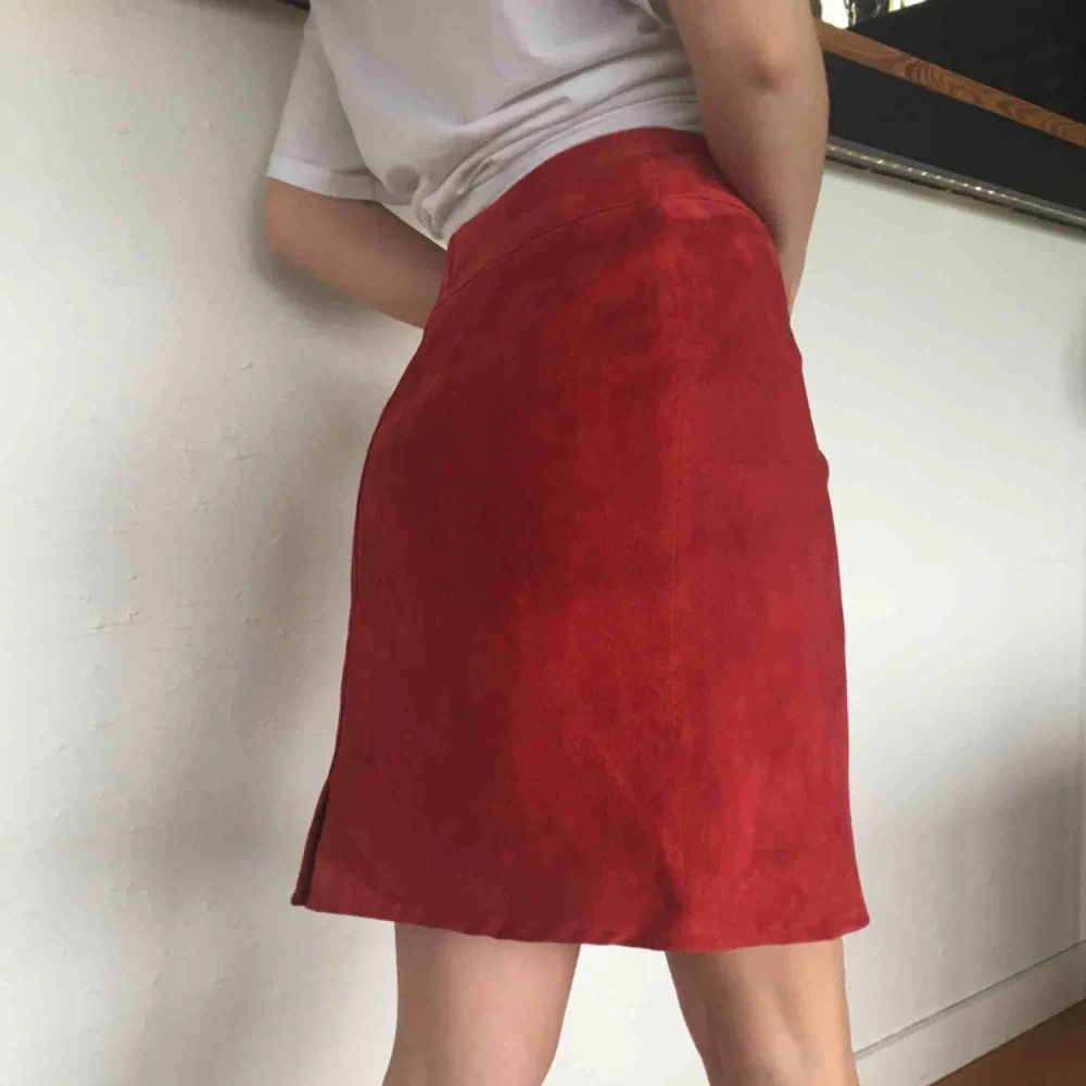 Röd suede kjol i st M för 100kr. Säljes då jag köpte i fel storlek, har prislapp kvar. Kan mötas i göteborg, köparen står för eventuell frakt. Kjolar.