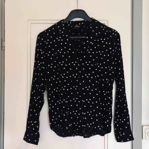  - Söt prickig blus/skjorta med knäppning i tunt material. Aldrig använd. Köparen står för frakten ⚪️⚫️