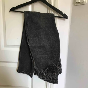  - Svart-gråa Levis byxor i fint skick.