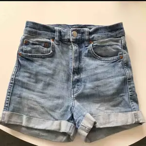 Höga jeansshorts från Monki.  Storlek XS I mycket fint skick.   Frakt tillkommer! 