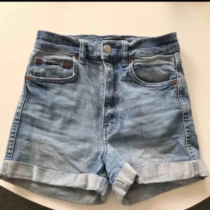  - Höga jeansshorts från Monki.  Storlek XS I mycket fint skick.   Frakt tillkommer! 