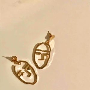 - Jättefina guldiga örhängen som ser ut som ansikten, säljer för att jag har flera stycken. Tar swish och fraktkostnad tillkommer på 9kr❤️