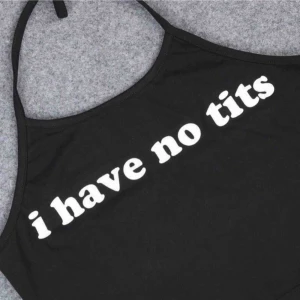  - Svart topp med texten ”I have no tits”. Strl S passar även XS och M. Knappt använd.