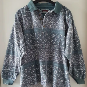  - Vintage tröja. Har några två små lagade hål nere på ärmarna, lite slitage nere på slutet av ärmarna samt lite lagat/stärkt på kragen, främst baktill och inget som syns när den är knäppt (se bild 3). Kan skickas om köparen står för fraktkostnaden som blir 56kr.