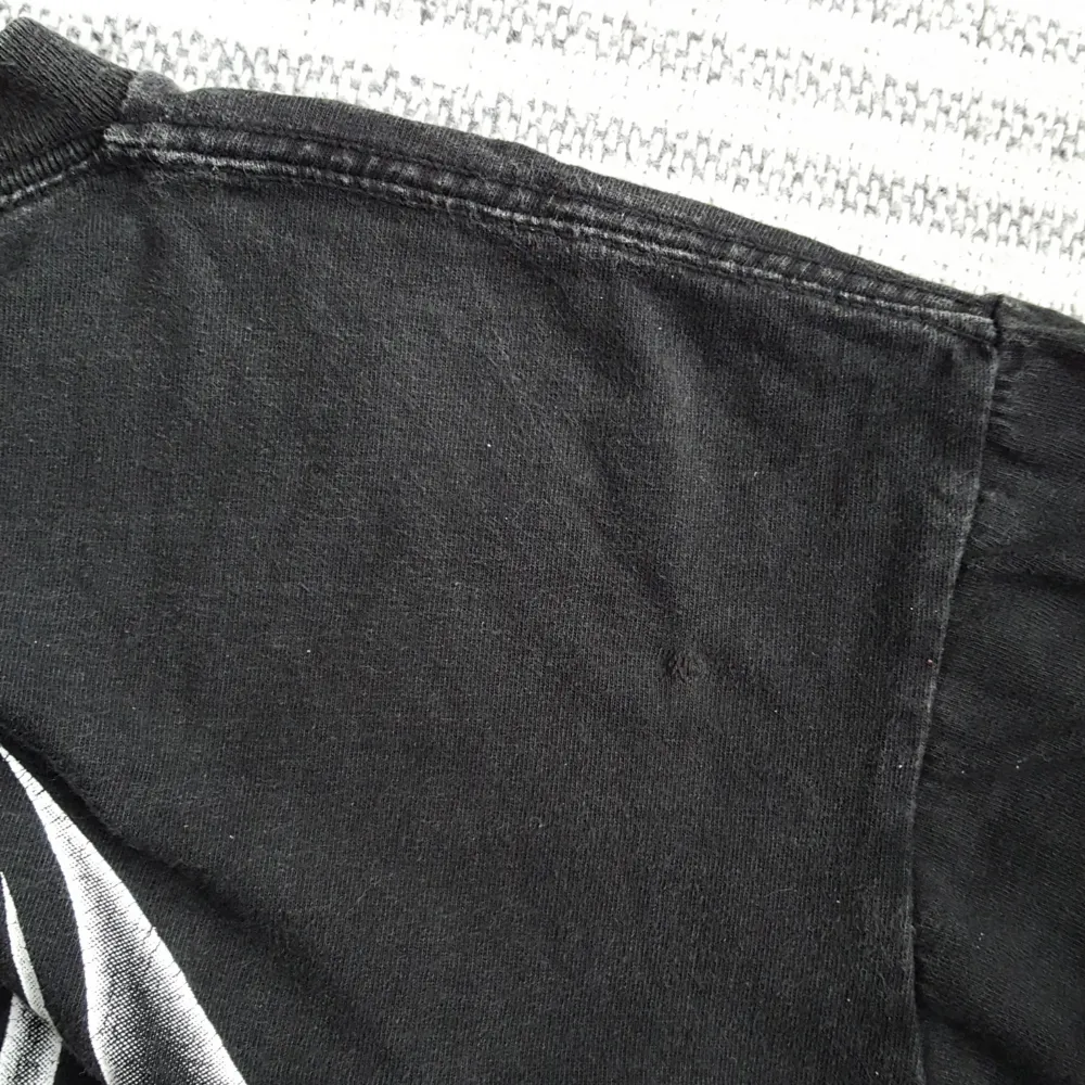 Vintage svart tröja med coolt tryck. Har ett litet igensytt hål baktill uppe vid ena axeln (se bild 2). Kan skickas om köparen står för fraktkostnaden. . Övrigt.