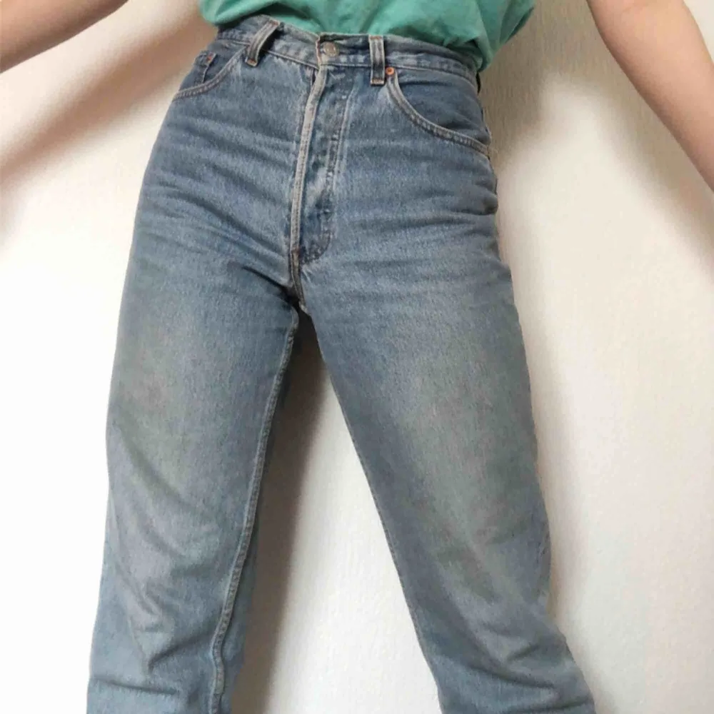 Såå snygga levi’s jeans! Dessa är från 90-talet därav mer unika. På lappen i står det w30L men passar mig perfekt som är s/m. Frakt på 50 kr tillkommer♻️. Jeans & Byxor.