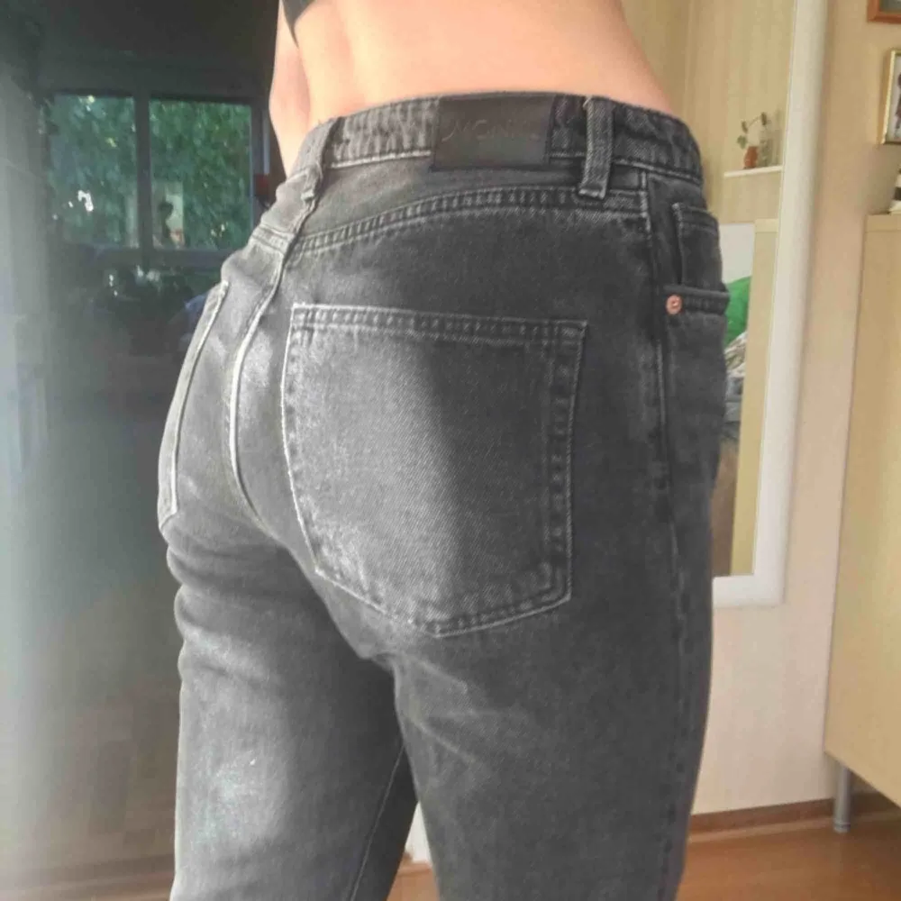 Superfina svarta / grå jeans från monki, använt ganska mycket men säljer nu på grund av att dom är för korta, annars finns inga fel!  Modellen är kimomo.  Möts upp i Stockholm eller så står köparen för frakten!. Jeans & Byxor.