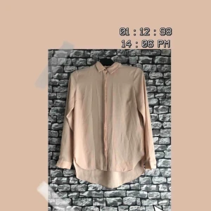  - En ljusrosa/bärs färgad skjorta med gulddetaljer i storlek 8 (S). Helt nyskick och oanvänt. För fler bilder går det bra att fråga. Frakt förekommer. Kan mötas upp i Göteborg.