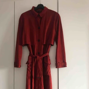  - Faux mockajacka i "burnt orange"-färg.  Endast använd en gång.  Storlek 36/38.  Hämtas helst i centrala Stockholm, annars står köparen för frakt.  Mjuk och skön, fick en massa komplimanger när jag hade på mig den! 