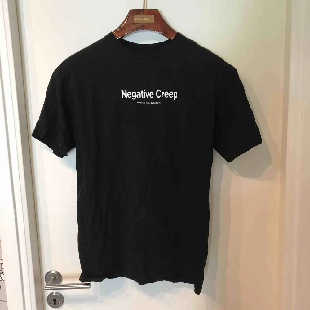 Svart t-shirt med Kurt Cobain - Negative Creep tryck. Minimalt använd, nypris 399:-  köparen står för frakten och betalning sker på swish. T-shirts.