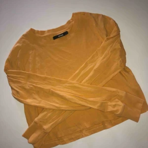  - Cropped, långärmad tröja från Bik Bok. Den räcker en liten bit över brösten på mig. Använts endast 2-3 ggr. Behöver strykas annars i bra skick!   - Köparen står för frakten📦