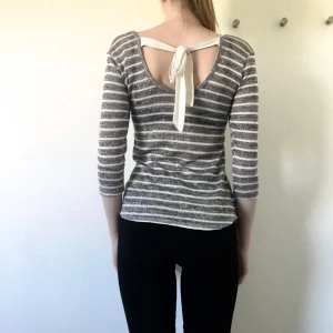  - Fint glitterstickad tröja men lite öppen rygg och snören. Köpt på en favo affär i USA men tyvärr blivit för liten nu... Frakt ingår självklart 🌹